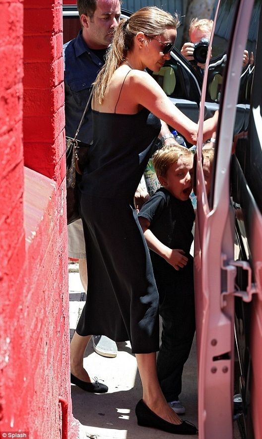 Η Αντζελίνα Τζολί σε τρυφερές φωτογραφίες με τα δίδυμα παιδάκια της!