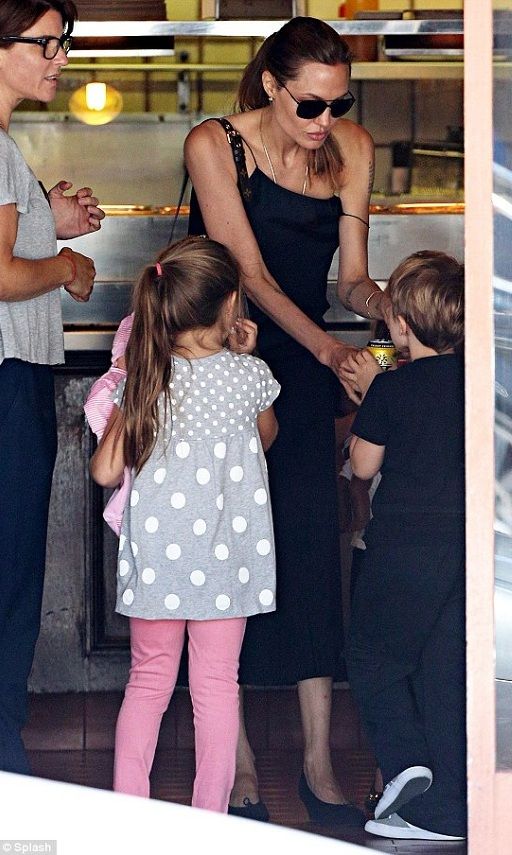 Η Αντζελίνα Τζολί σε τρυφερές φωτογραφίες με τα δίδυμα παιδάκια της!