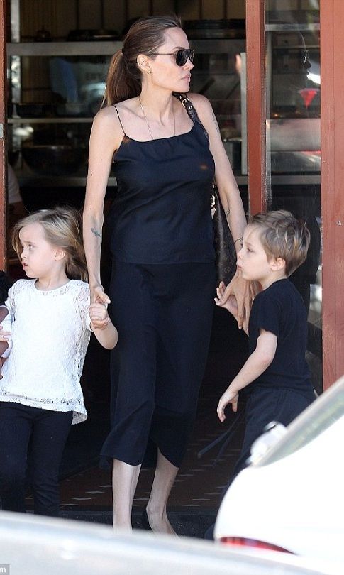 Η Αντζελίνα Τζολί σε τρυφερές φωτογραφίες με τα δίδυμα παιδάκια της!