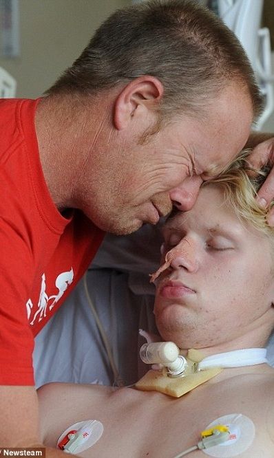 Δεκαεξάχρονος ξύπνησε από κώμα μετά από 4 μήνες! Δείτε τις συγκινητικές φωτογραφίες