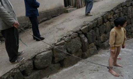 Σοκαριστικές φωτογραφίες: Πατέρας έχει αλυσοδεμένο το 11χρονο παιδί του