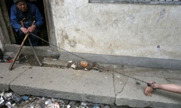 Σοκαριστικές φωτογραφίες: Πατέρας έχει αλυσοδεμένο το 11χρονο παιδί του