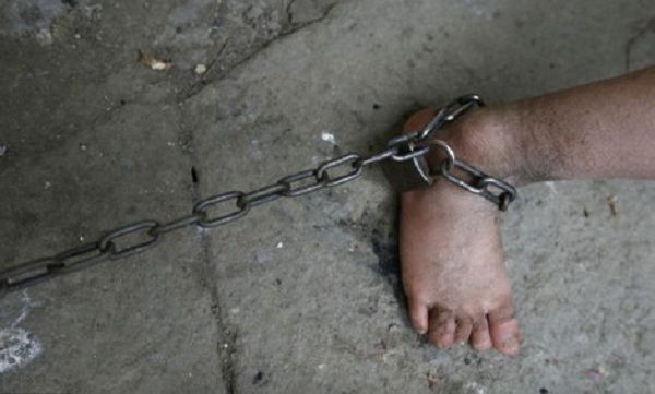 Σοκαριστικές φωτογραφίες: Πατέρας έχει αλυσοδεμένο το 11χρονο παιδί του