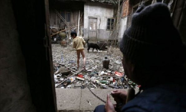 Σοκαριστικές φωτογραφίες: Πατέρας έχει αλυσοδεμένο το 11χρονο παιδί του