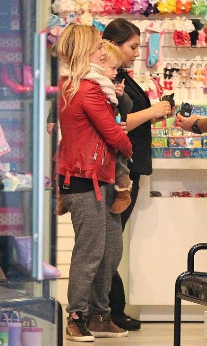 Χίλαρι Νταφ: Βγήκε για ψώνια με τον γιο της! (φωτογραφίες)