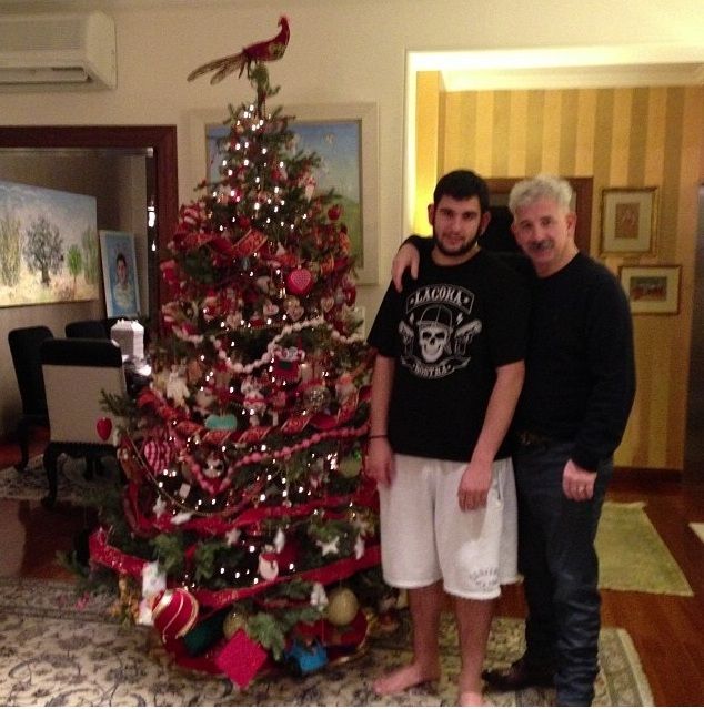 Αγαπημένος ηθοποιός, μας παρουσιάζει περήφανος το δέντρο που στόλισε μαζί με τον γιο του! (φωτογραφίες)