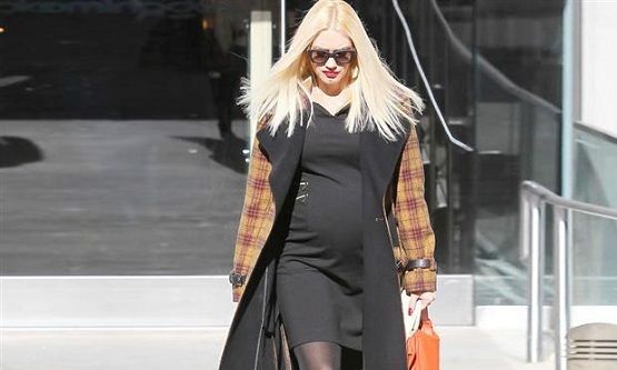 Ποια διάσημη σταρ περιμένει το τρίτο της παιδί και το κρατάει κρυφό, παρά τα εμφανή σημάδια; (εικόνες)