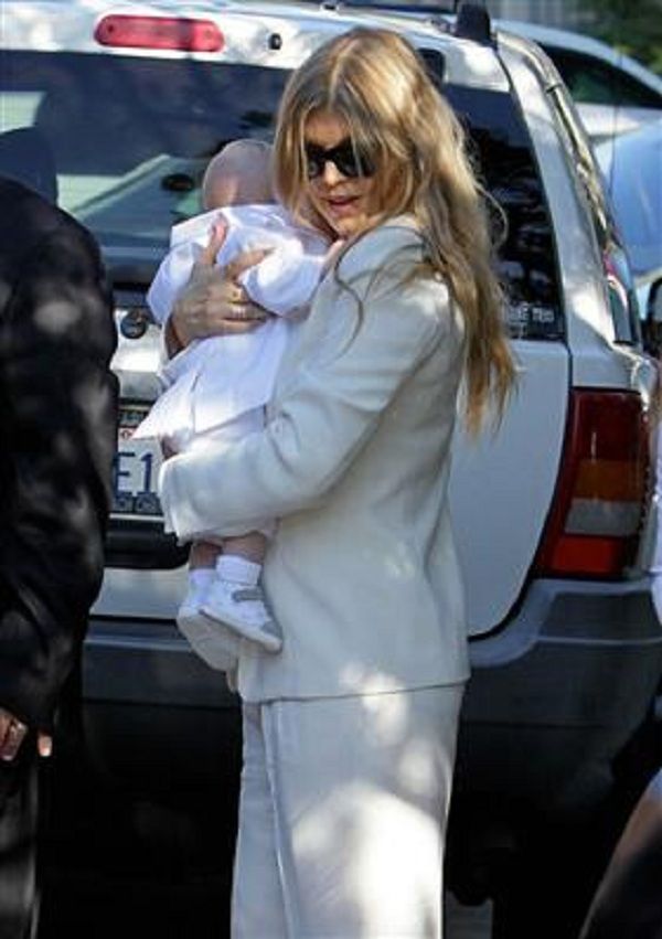 Η Φέργκι βάφτισε το γιο της! Δείτε τι φόρεσε η διάσημη μανούλα! (εικόνες)