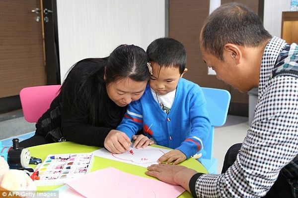 Η ιστορία του 6χρονου αγοριού με τα γυάλινα μάτια που συγκλόνισε τον κόσμο! (βίντεο, εικόνες)