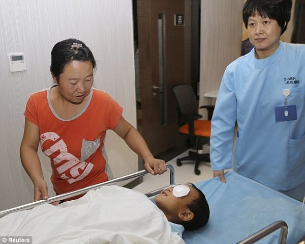 Η ιστορία του 6χρονου αγοριού με τα γυάλινα μάτια που συγκλόνισε τον κόσμο! (βίντεο, εικόνες)