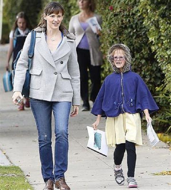 Το κοριτσάκι της φωτογραφίας έχει πασίγνωστους γονείς, αλλά δεν μοιάζει σε κανέναν! (εικόνες)