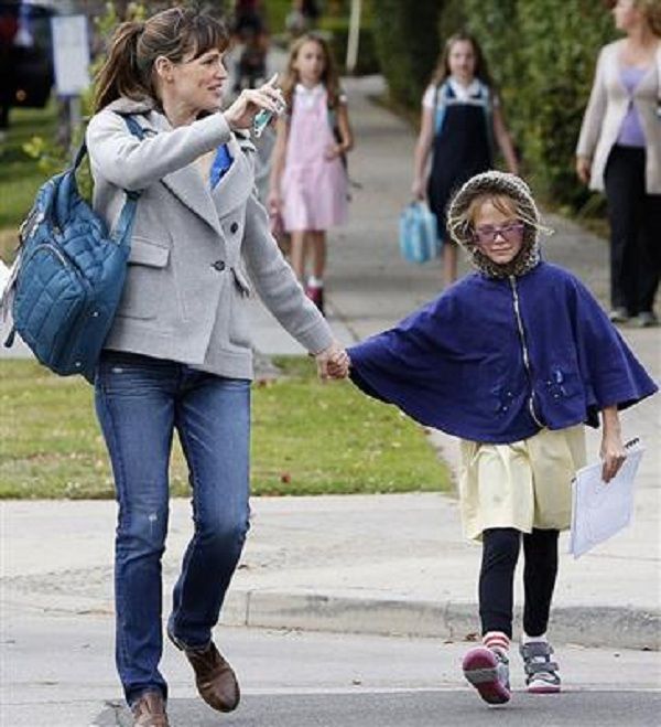 Το κοριτσάκι της φωτογραφίας έχει πασίγνωστους γονείς, αλλά δεν μοιάζει σε κανέναν! (εικόνες)