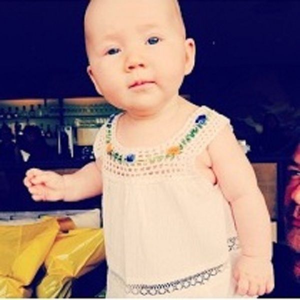 Είναι ολόιδια με τον διάσημο μπαμπά της! Σας θυμίζει κάτι; (εικόνες)