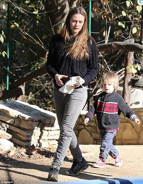 Η Αλίσια Σίλβερστοουν εγκαταλείπει τη δημοσιότητα και αφιερώνεται στο μεγάλωμα του γιου της! (φωτογραφίες)