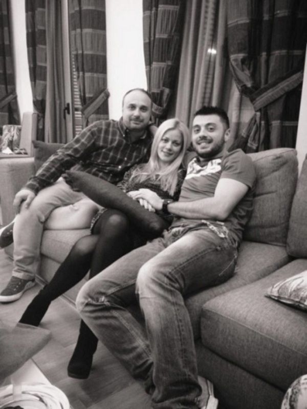 Η Ζέτα Μακρυπούλια αγκαλιά με τα δύο αδέλφια της για πρώτη φορά! (εικόνα)