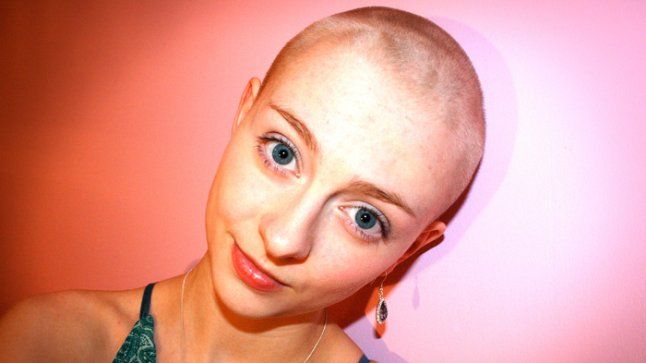 Το δράμα ενός κοριτσιού που ξεριζώνει μόνη της τα μαλλιά της. Δείτε το απίστευτο βίντεο!