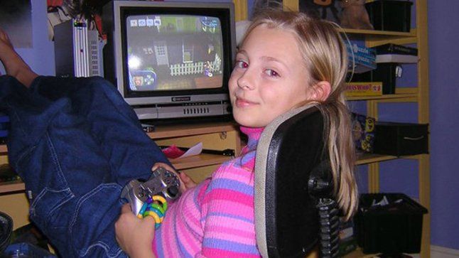 Το δράμα ενός κοριτσιού που ξεριζώνει μόνη της τα μαλλιά της. Δείτε το απίστευτο βίντεο!