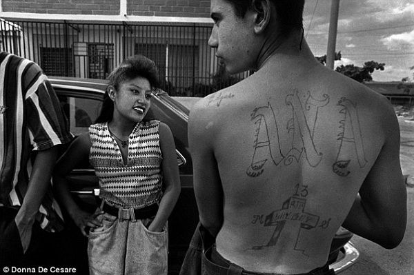 Μεγαλώνοντας μέσα στη βία και στα όπλα-Οι φωτογραφίες που συγκλονίζουν