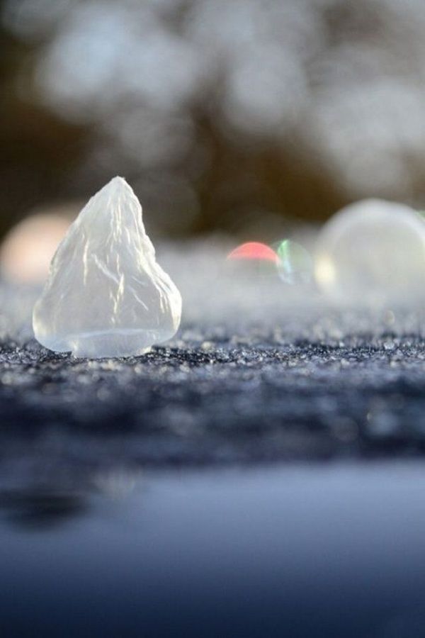 Μαμά και γιος κατέψυξαν σαπουνόφουσκες και το αποτέλεσμα είναι μαγικό! (εικόνες)