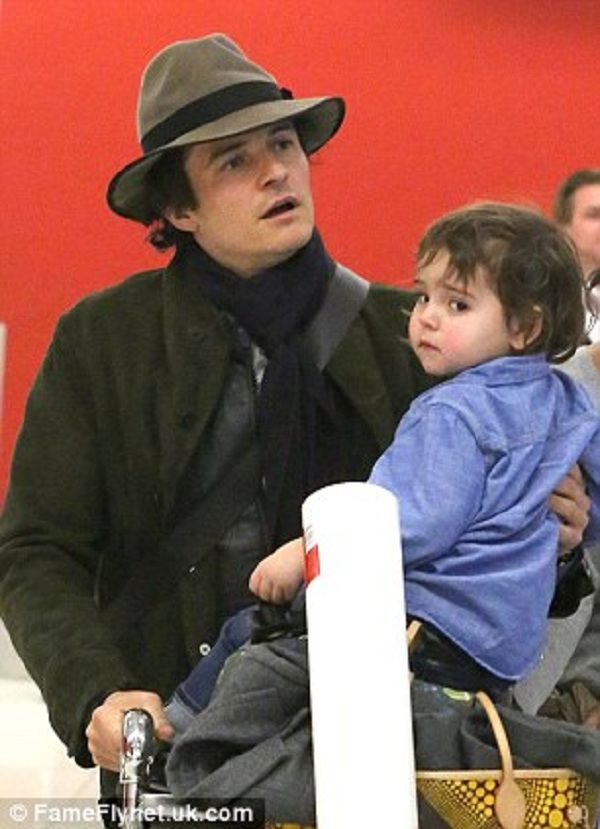 Μαντέψτε που έβαλε ο Ορλάντο Μπλουμ το γιο του για να κάνει βόλτα! (εικόνες)