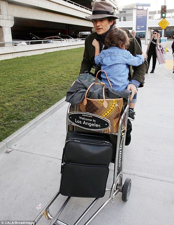 Μαντέψτε που έβαλε ο Ορλάντο Μπλουμ το γιο του για να κάνει βόλτα! (εικόνες)