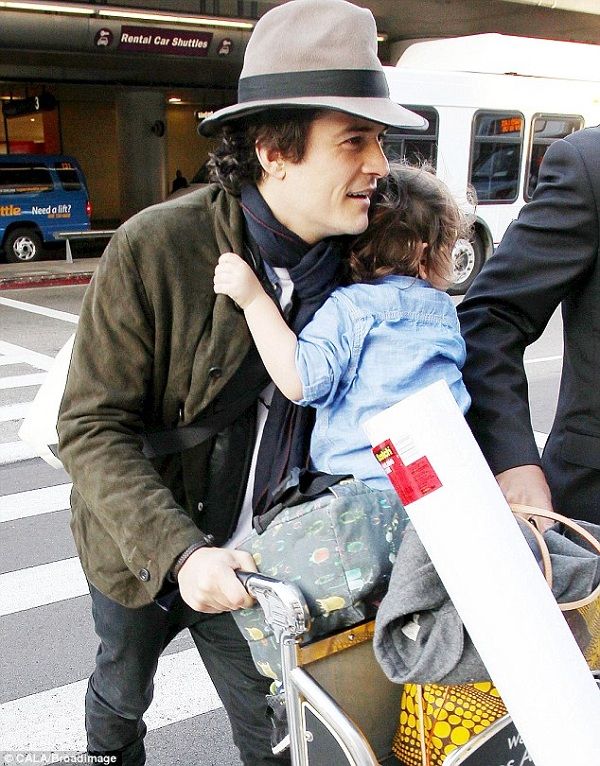 Μαντέψτε που έβαλε ο Ορλάντο Μπλουμ το γιο του για να κάνει βόλτα! (εικόνες)