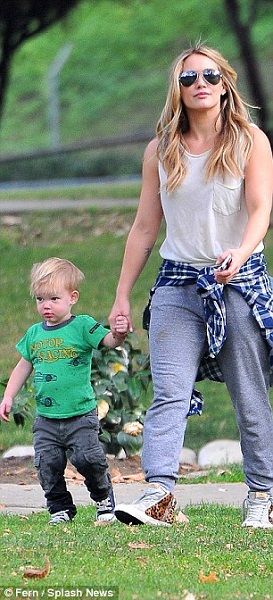 Ο απρόσμενος χωρισμός της Χίλαρι Νταφ και η βόλτα με τον γιο της την επόμενη ημέρα! (εικόνες)