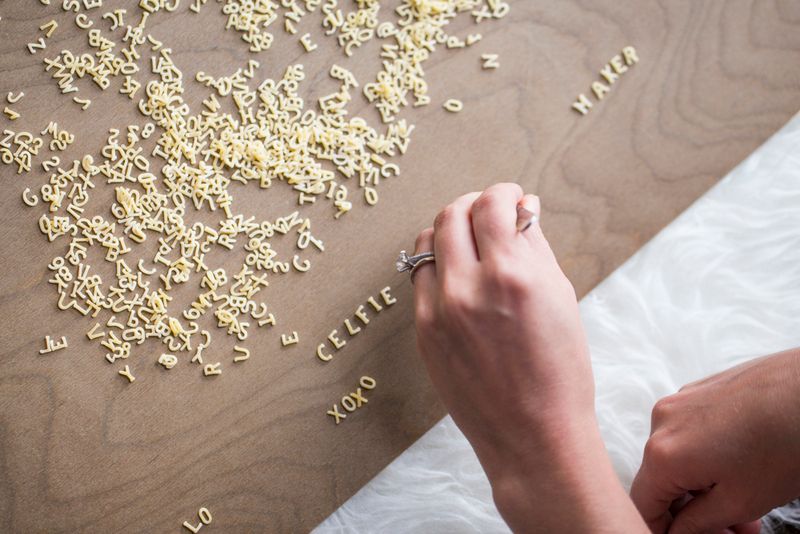 Διακοσμήστε τσιμπιδάκια μαλλιών με το όνομα της κορούλας σας (εικόνες)