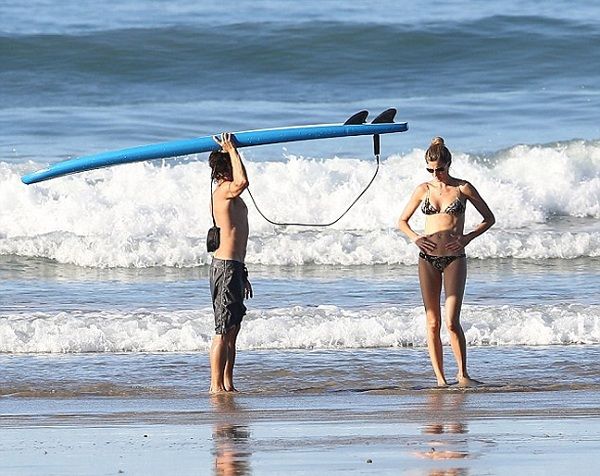 Ζιζέλ: Αλλάζοντας πάνα στο μωρό της δίπλα στο κύμα! (εικόνες)