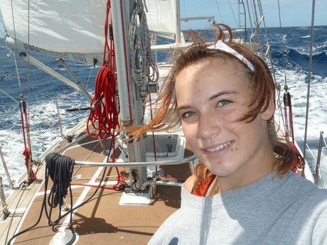 Η ιστορία της 14χρονης που γύρισε τον κόσμο ολομόναχη με το ιστιοπλοϊκό της! (εικόνες, βίντεο)