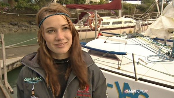 Η ιστορία της 14χρονης που γύρισε τον κόσμο ολομόναχη με το ιστιοπλοϊκό της! (εικόνες, βίντεο)