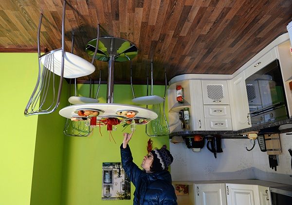 Ρωσία: Το ανάποδο σπίτι! Οι επισκέπτες περπατούν στο ταβάνι! (εικόνες, βίντεο)