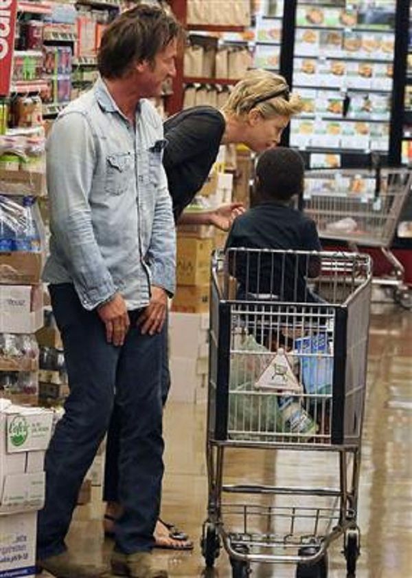 Η Σαρλίζ ψωνίζει κι ο Σον Πεν κάνει αστείες γκριμάτσες στο γιο της! (εικόνες)