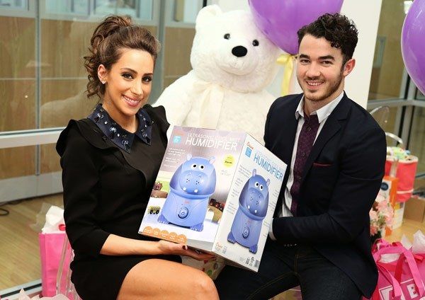 Ακόμα δεν έγινε μπαμπάς και κακομαθαίνει την κόρη του! (εικόνες)