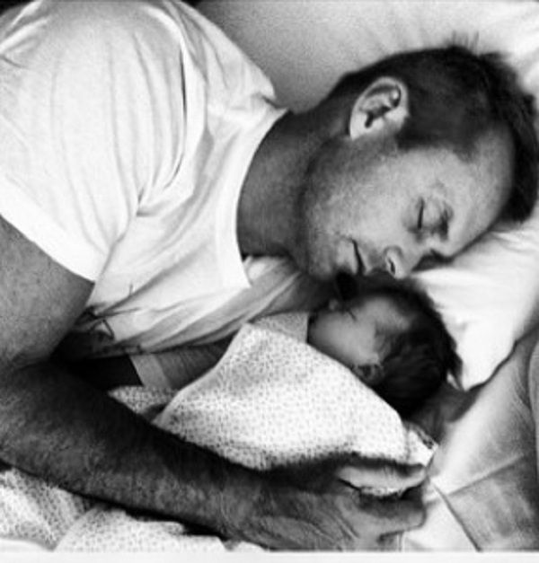 Όλα για τη νεογέννητη κόρη του! Ποιος είναι ο…ερωτευμένος μπαμπάς (εικόνες)