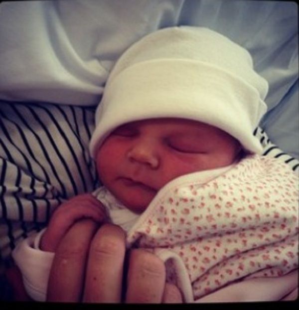 Όλα για τη νεογέννητη κόρη του! Ποιος είναι ο…ερωτευμένος μπαμπάς (εικόνες)