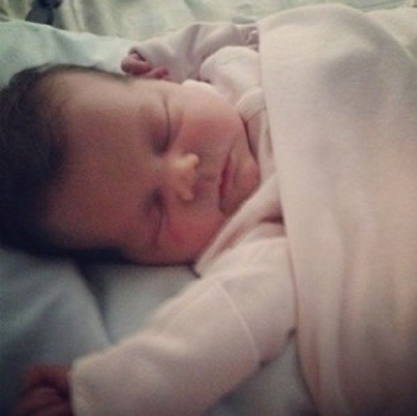 Όλα για τη νεογέννητη κόρη του! Ποιος είναι ο…ερωτευμένος μπαμπάς (εικόνες)