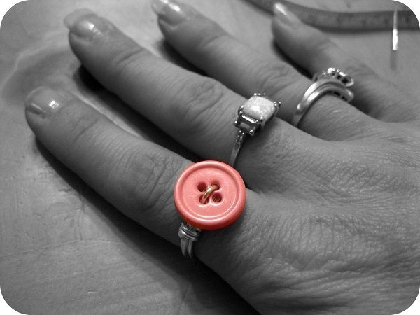 Ανακυκλώστε τα παλιά σας κουμπιά φτιάχνοντας δαχτυλίδια για την κορούλα σας (εικόνες)