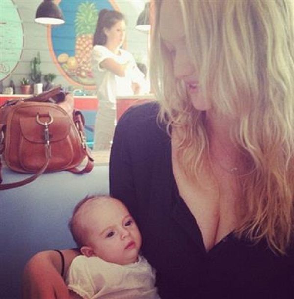 Η «πορσελάνινη κούκλα» του μόντελινγκ μας συστήνει την 1,5 μηνών κορούλα της! (εικόνες)