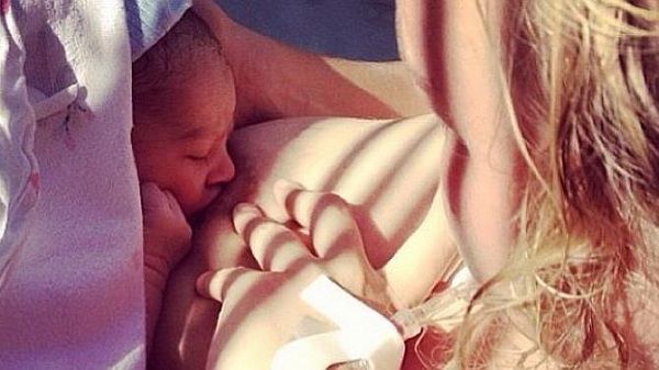 Η «πορσελάνινη κούκλα» του μόντελινγκ μας συστήνει την 1,5 μηνών κορούλα της! (εικόνες)