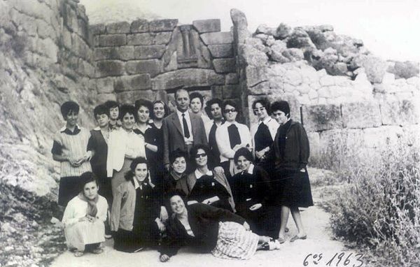 Η χρονιά που έπαψε η σχολική ποδιά να υπάρχει (εικόνες)