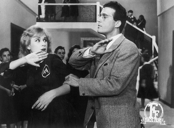 Η χρονιά που έπαψε η σχολική ποδιά να υπάρχει (εικόνες)