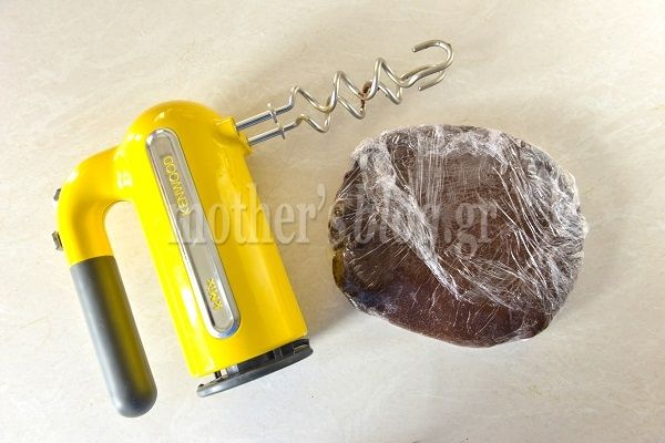 Συνταγή για φανταστικά γεμιστά μπισκότα σοκολάτας με κρέμα βανίλια από τον Γιώργο Γεράρδο