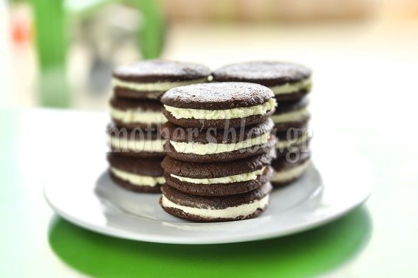 Συνταγή για φανταστικά γεμιστά μπισκότα σοκολάτας με κρέμα βανίλια από τον Γιώργο Γεράρδο