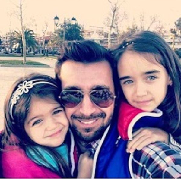 Ο Θάνος Πετρέλης και οι δύο πανέμορφες κόρες του σε τρυφερές στιγμές! (εικόνα)