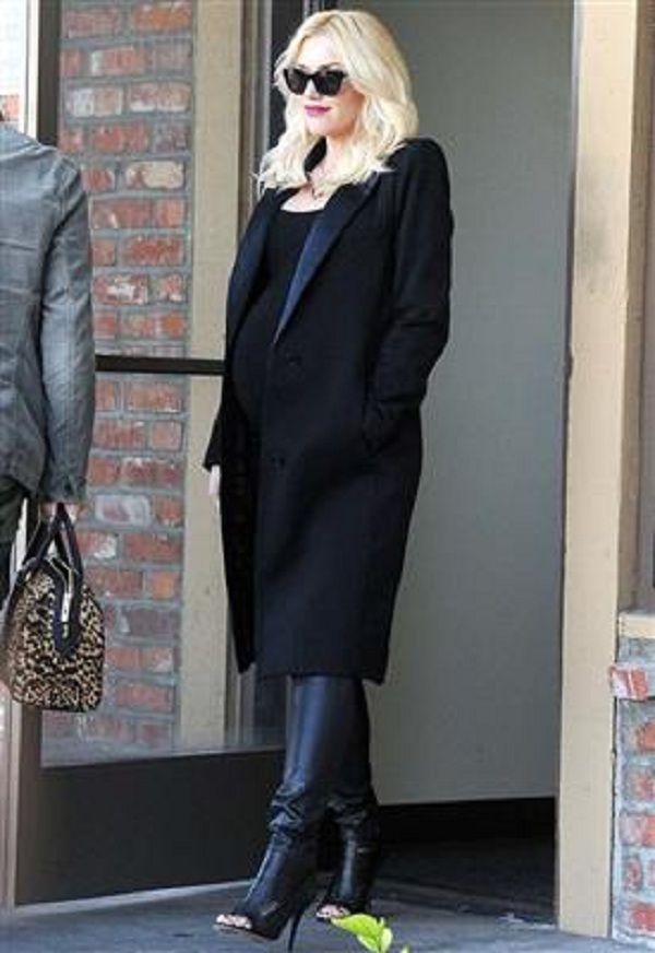 Αυτή η ετοιμόγεννη σταρ θα μας τρελάνει! Κυκλοφορεί μονίμως με γόβες στιλέτο! (εικόνες)