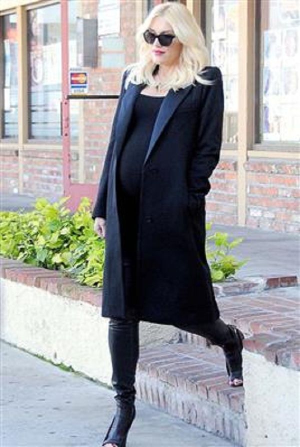 Αυτή η ετοιμόγεννη σταρ θα μας τρελάνει! Κυκλοφορεί μονίμως με γόβες στιλέτο! (εικόνες)