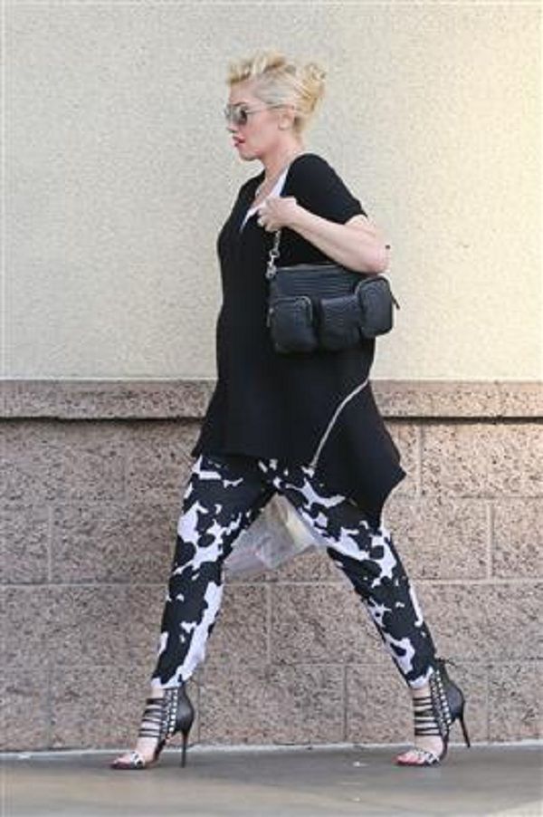 Αυτή η ετοιμόγεννη σταρ θα μας τρελάνει! Κυκλοφορεί μονίμως με γόβες στιλέτο! (εικόνες)