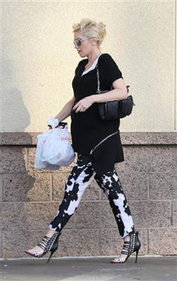 Αυτή η ετοιμόγεννη σταρ θα μας τρελάνει! Κυκλοφορεί μονίμως με γόβες στιλέτο! (εικόνες)