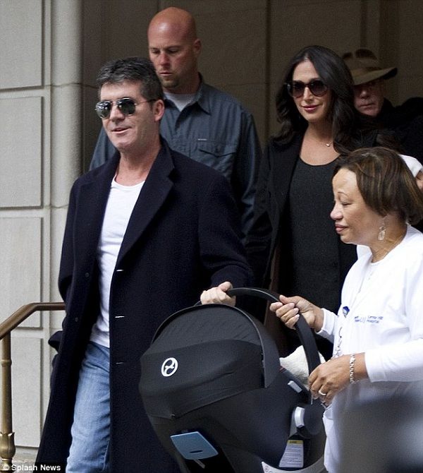 Γεννήθηκε την Ημέρα των Ερωτευμένων-Ο διάσημος μπαμπάς αγκαλιά με το νεογέννητο γιο του! (εικόνες)